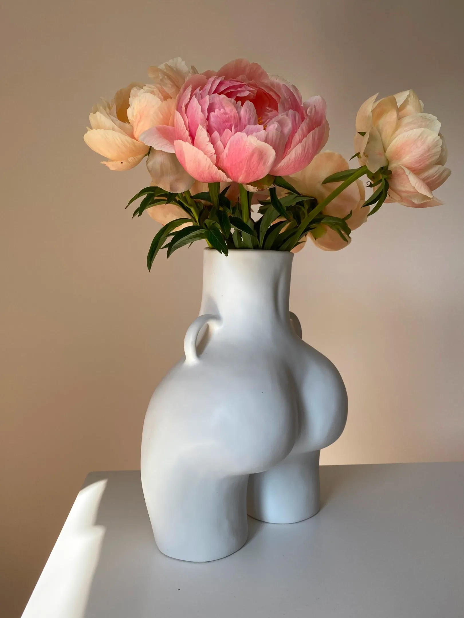 love_handles_vase_white_1.webp HOFF Deco | Deco | LOVE HANDLES VASE WHITE